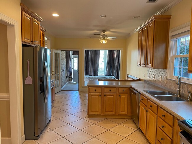 Building Photo - Gorgeous and immaculate 4 bed/ 3 full bath...
