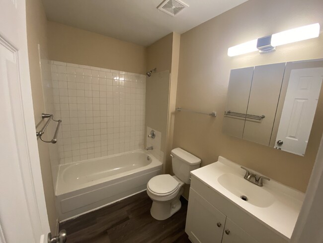 Building Photo - Newly Remodeled Condo Immediate Availability!