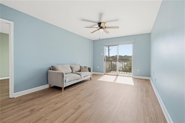 Building Photo - 337 Riverbend Dr