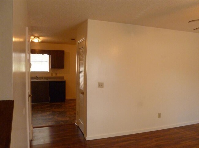 Building Photo - 673 Gale Dr NE