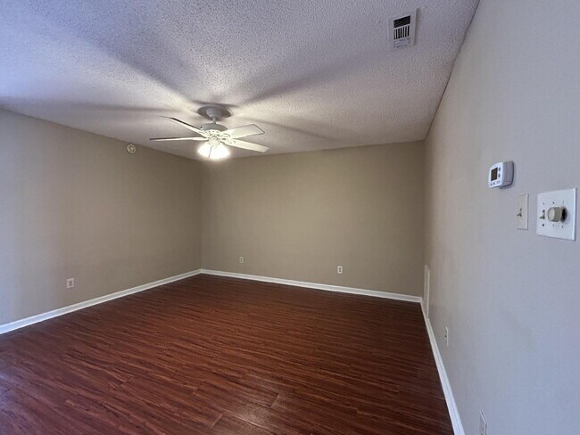 Foto del edificio - 2 Bed / 2.5 Bath Townhome in Willow Run