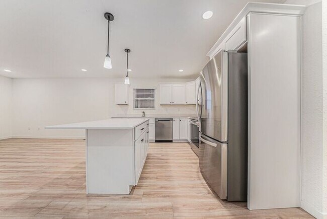 Building Photo - 113 Iris Ct