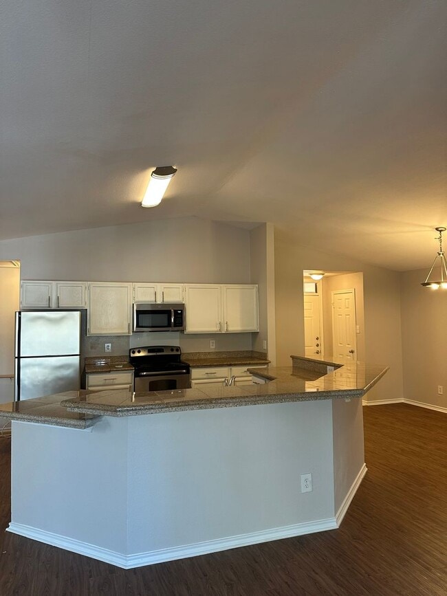 Foto del edificio - Pointe 360 @ 222 Condominiums - Huge 2 bedroom w attached Garage -  $1295 Rent w Credit - Pool