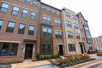 Building Photo - 45132 Kincora Dr