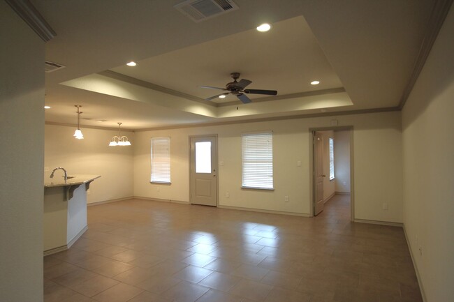 Building Photo - 2 Bedroom 2 Bath Townhome in South Tyler!