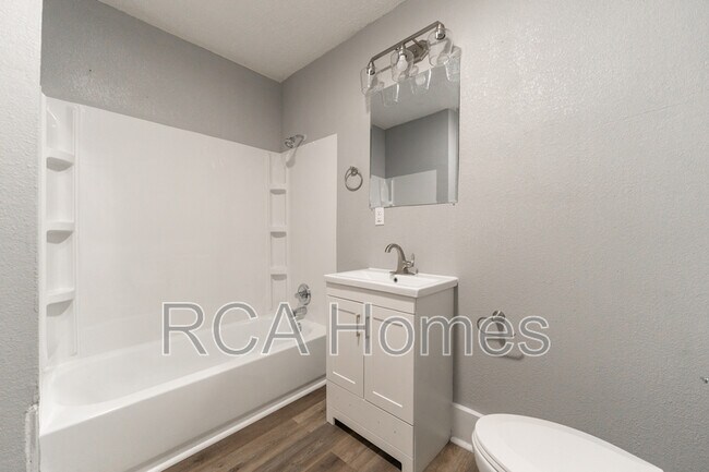 Foto del edificio - 2427 N Kenwood Ave