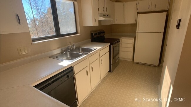 Building Photo - 1527 Spring Valley Dr