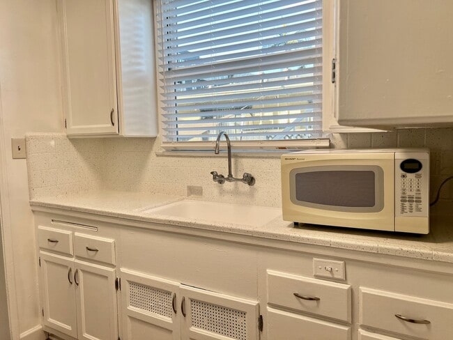 Building Photo - North Park Downstairs One Bedroom Apartmen...