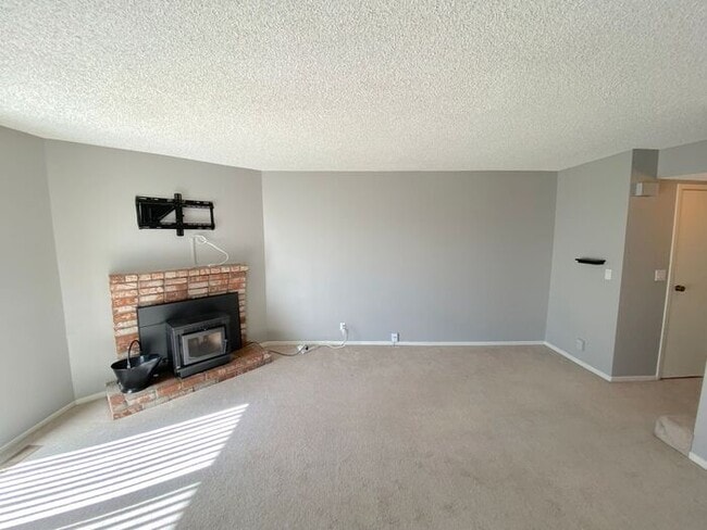Building Photo - 3 Bedroom Townhouse North Reno - 2 Car Attached Garage/Mountain Views