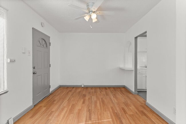 Foto del edificio - 2652 E 15th St