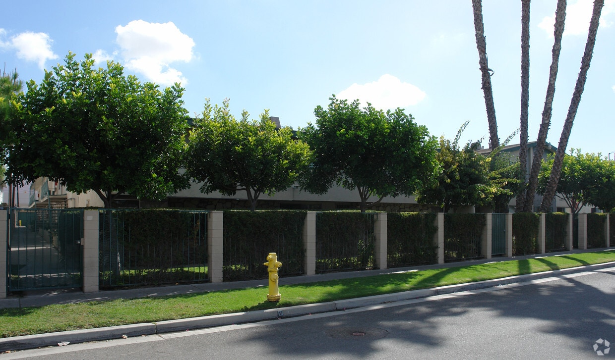 Building Photo - Oasis Apartments
