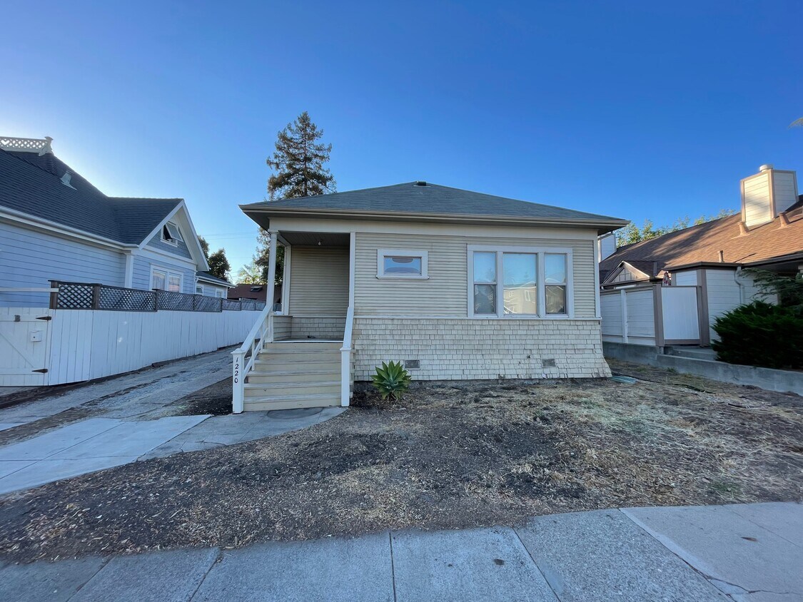 Primary Photo - 1220 Mill St