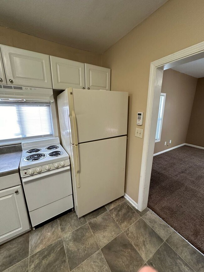 Building Photo - Cozy 1-Bedroom 1 1/2 bathroom Home