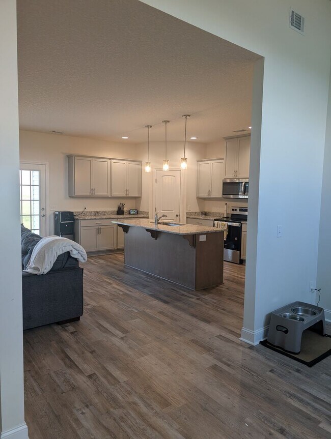Building Photo - ? For Rent – Spacious 4 Bedroom, 2 Bathroo...