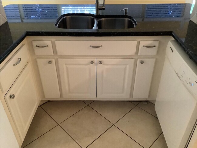 Foto del edificio - 4481 NW 1st Terrace