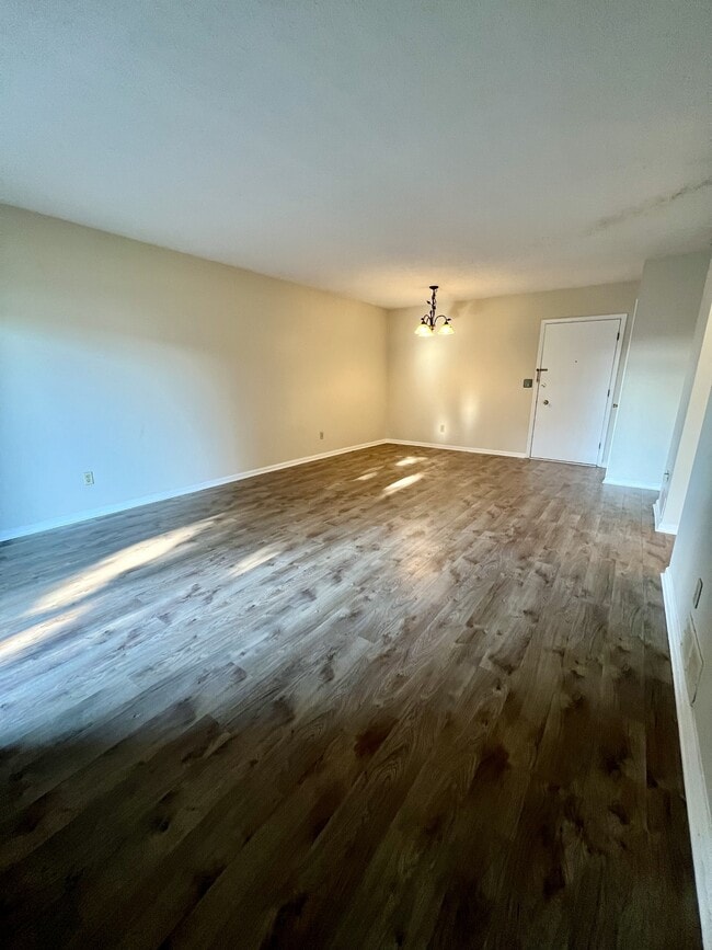 Building Photo - 427 6th Ave W