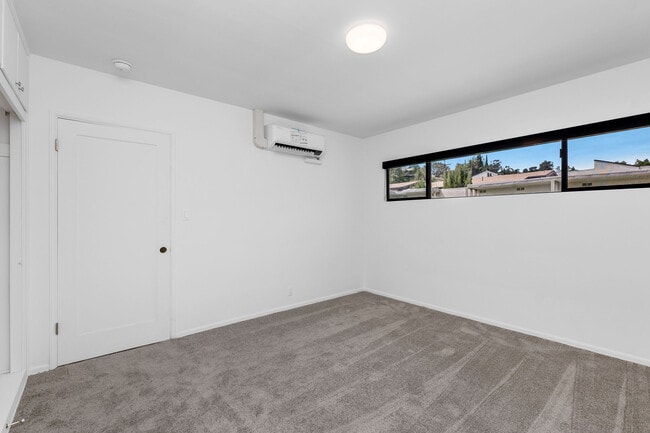 Building Photo - 2033 N Beachwood Drive