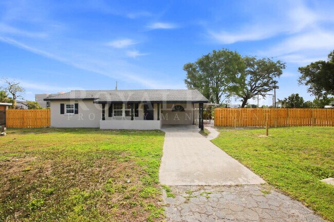 Foto del edificio - 2/1 Retreat in North Fort Myers: Apartment Life Called. We Didn't Answer.