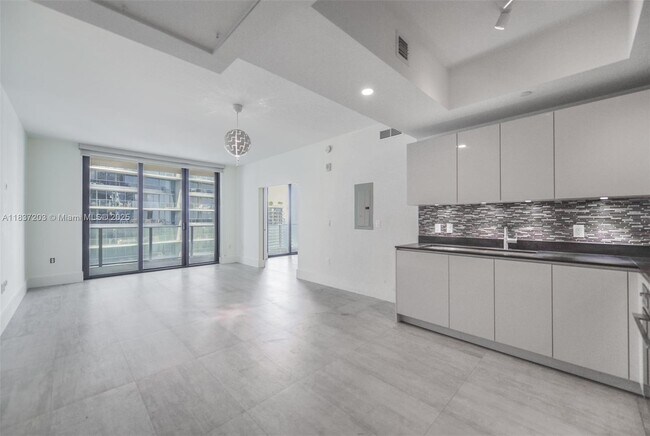 Building Photo - 1010 Brickell Ave