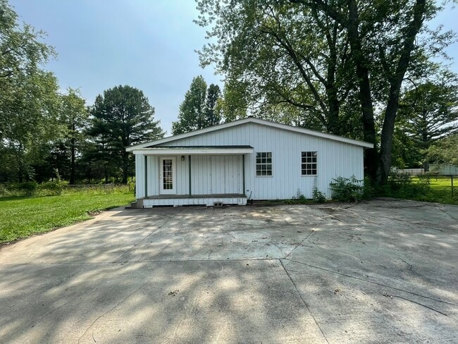 Building Photo - 1406 Old Estill Springs Rd