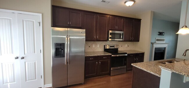 Foto del edificio - Spacious 4 Bedroom, 2.5 Bath Two-story Hom...