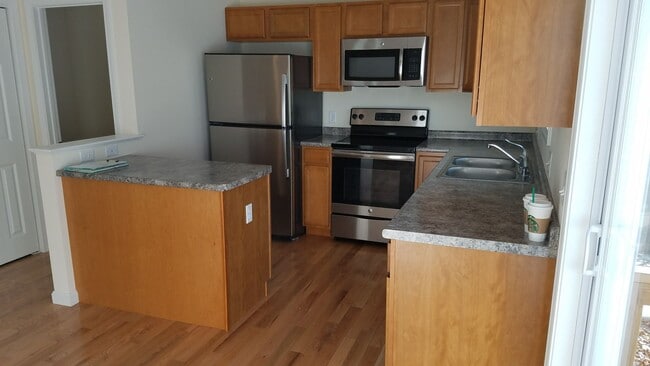 Building Photo - 2 Bedroom 1 1/2 Bath Condo