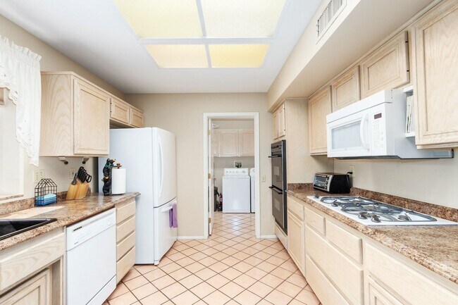Foto del edificio - Furnished Rental, 55+, Move In Today!