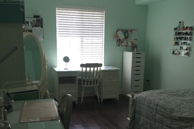 Master Bedroom - 10648 Woodbridge St