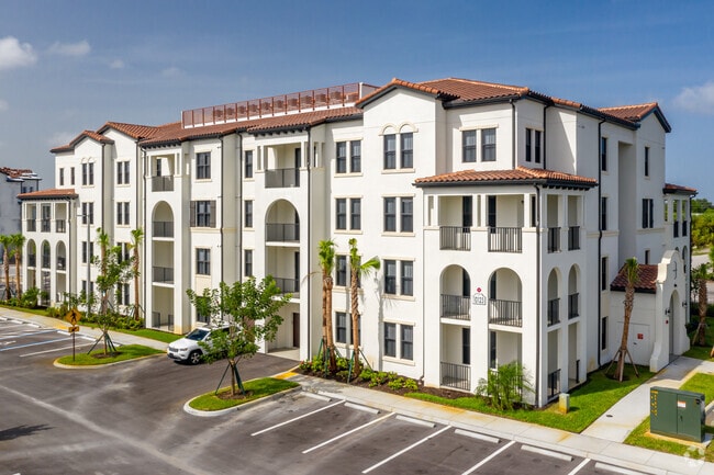 Lago Apartments - Naples, FL | Apartments.com