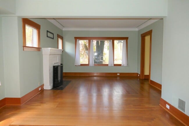 Building Photo - Gorgeous Sunset Hill Home - 2 Bedrooms + B...