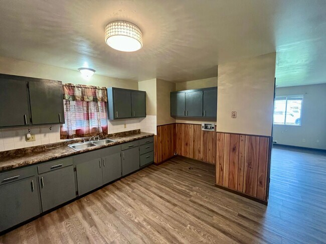 Building Photo - 2 Bed | 1 Bath | Duplex