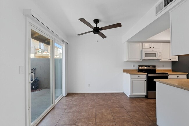 Building Photo - Well-Maintained 3-Bedroom Home Close to Shopping, Dining & Freeways!