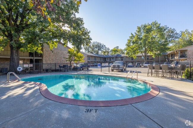 Piscina - SOUTHWOOD APARTMENTS