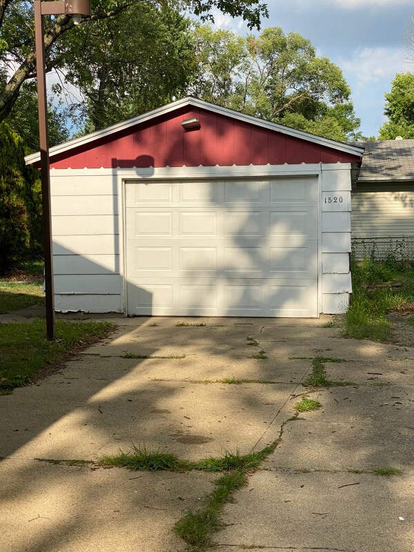 Building Photo - 1520 N Summit Ave