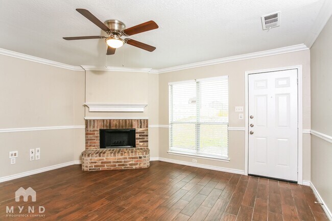 Foto del edificio - 421 Pin Oak Ln
