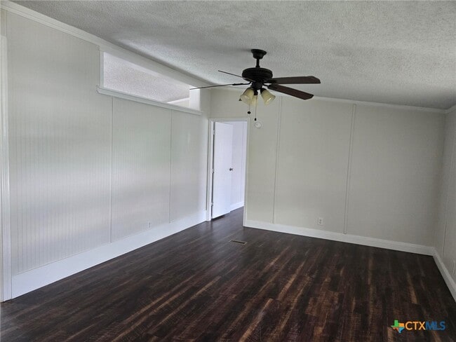 Foto del edificio - 566 Gateway Cir