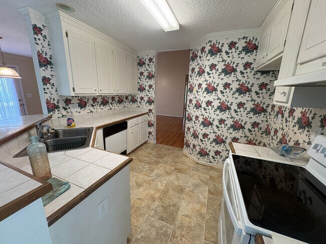 Building Photo - Spacious 3-Bedroom Home in a Prime Fountain Inn Location