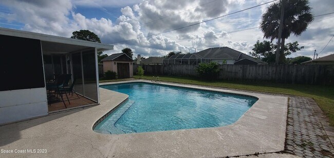 Foto del edificio - 662 Castaways St NE