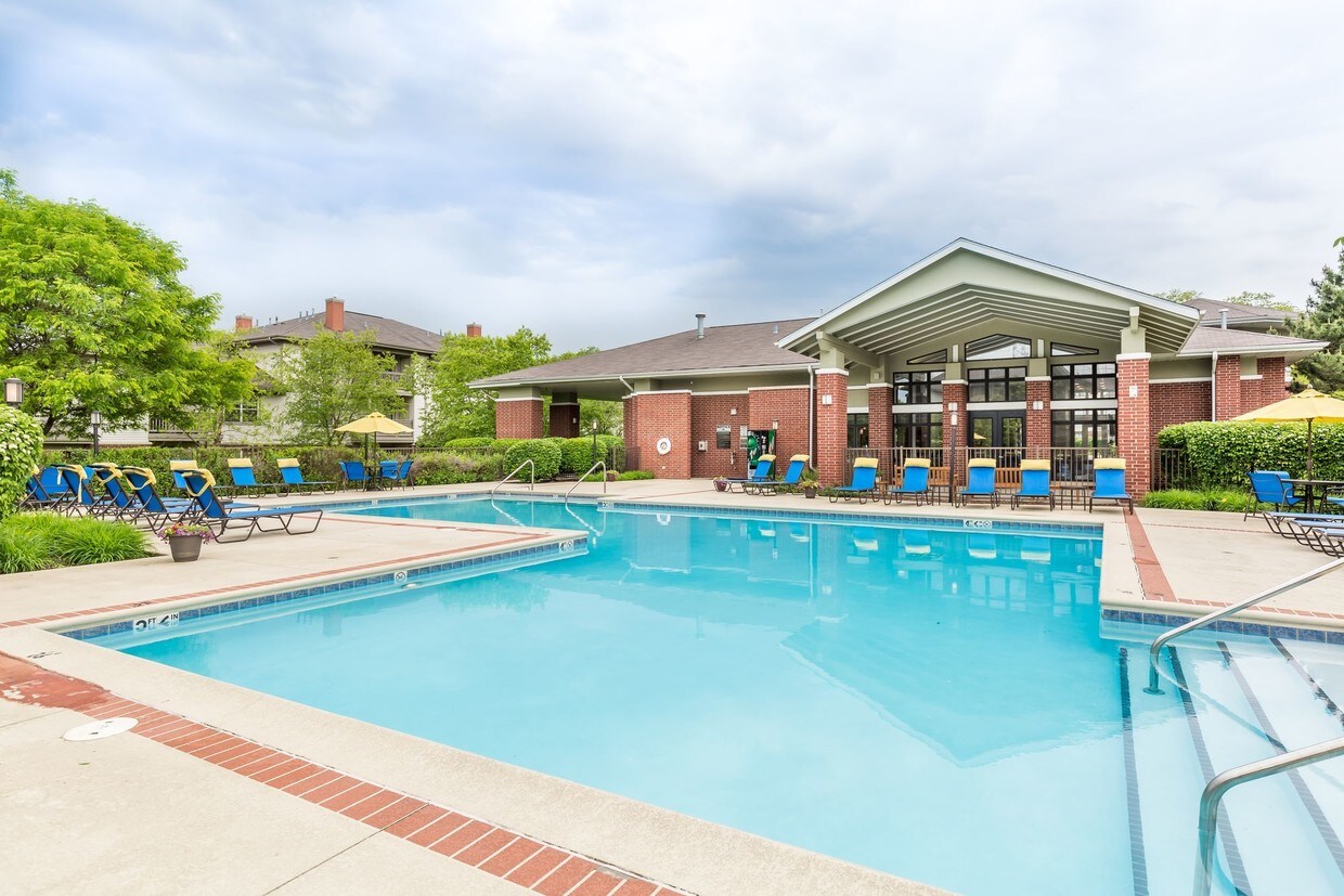 Woodlake Apartments in Gurnee, IL