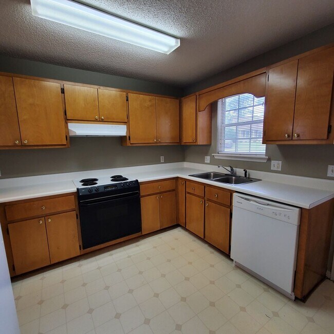 Foto del edificio - CUTE 2 bedroom, 2½ bath town house close t...