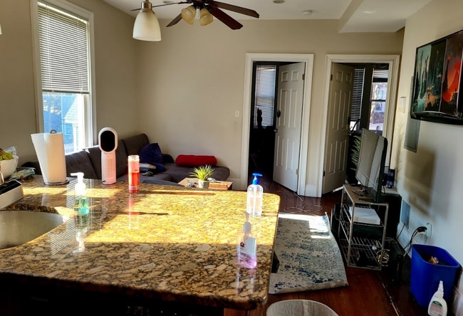 Foto del edificio - 719 Parker St