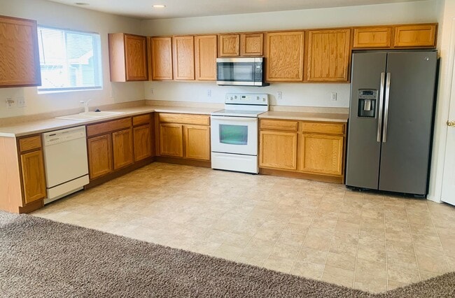 Building Photo - 3 Bedroom 2 Bathroom Townhome Close to DIA