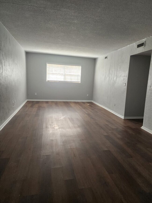 Photo - ** COMING SOON ** RENOVATED 2 Bedroom 1 Ba... Apartment