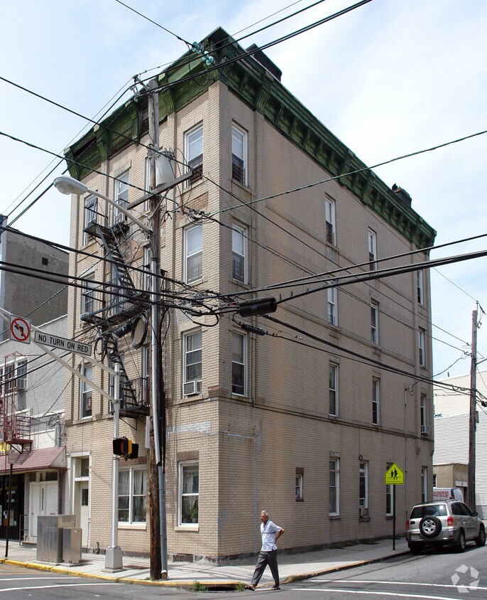 Primary Photo - 3815 Palisade Ave