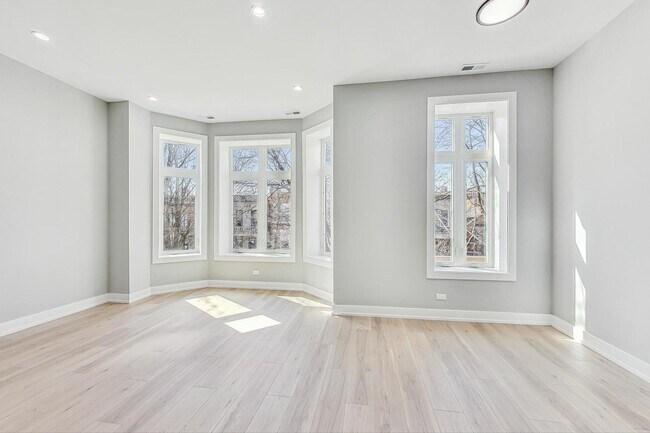 Foto del edificio - 1535 N Maplewood Ave