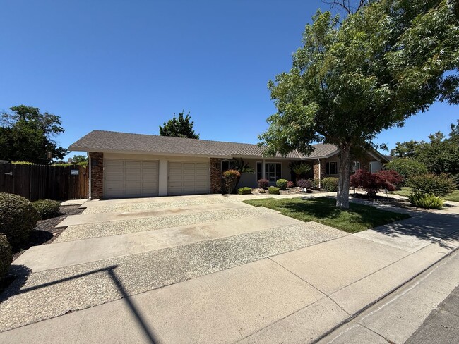 Building Photo - Custom home in desirable Eastridge neighbo...