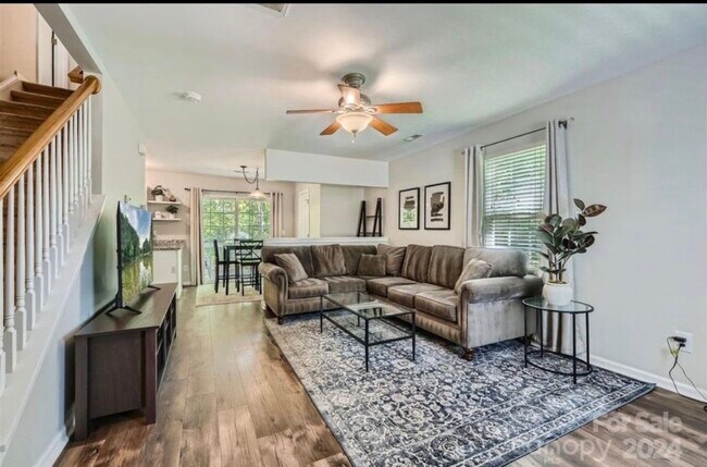 Foto del edificio - 5424 River Falls Dr