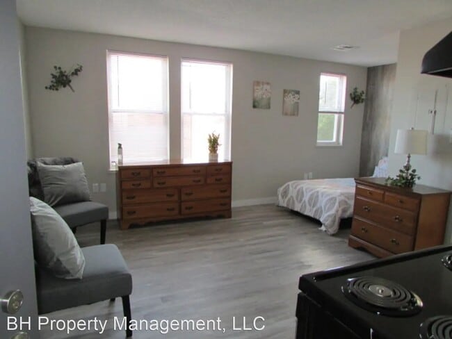 Building Photo - 76 Main St