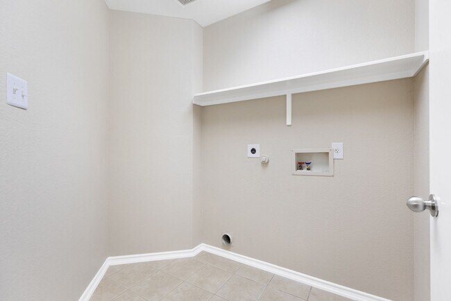 Foto del edificio - 6526 Charles Field