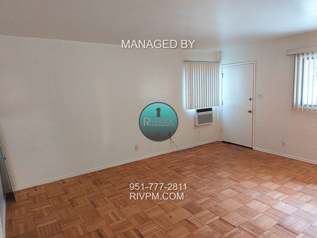 Building Photo - This centrally located Riverside duplex will go fast!!